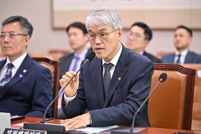 천대엽 법원행정처장이 14일 국회에서 열린 법제사법위원회 전체회의에서 의원 질의에 답하고 있다. 정다빈 기자