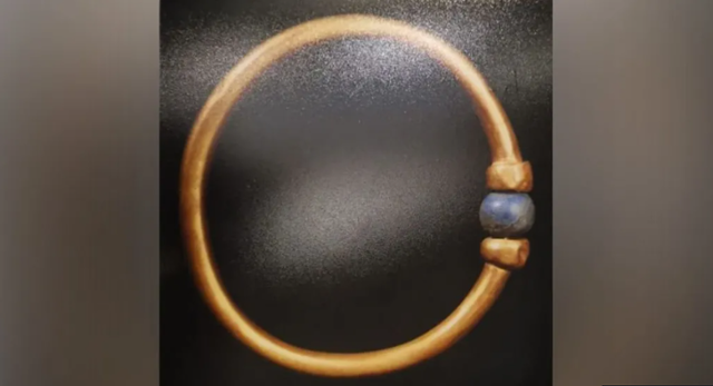 약 3,000년 전의 것으로 추정되는 이집트 파라오 금팔찌의 모습. 이집트 당국은 금팔찌 도난 사실을 알리며 이 사진을 페이스북 등에 공개했다. 이집트 관광·유물부 제공