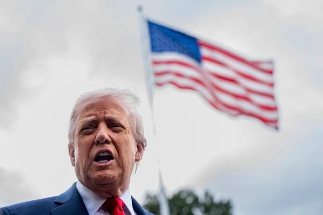 도널드 트럼프 미국 대통령이 16일 워싱턴 백악관 남쪽 잔디밭에서 영국으로 향하는 대통령 전용기에 탑승하기 전 기자들과 대화하고 있다. 워싱턴=EPA 연합뉴스