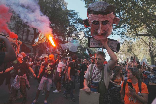 18일 프랑스 파리에서 반정부 시위대가 행진하고 있다. 이날 정부의 긴축재정 방침에 반대하는 교사, 학생, 철도·의료 종사자, 공장 노동자, 문화계 종사자 등이 거리로 쏟아져 나왔다.파리=AP 뉴시스