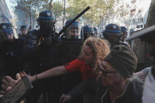18일 프랑스 파리에서 반정부 시위대가 경찰과 충돌하고 있다. 이날 정부의 긴축 재정 방침에 반대하는 교사, 학생, 철도·의료 종사자, 공장 노동자, 문화계 종사자 등이 거리로 쏟아져 나왔다. 파리=AP 뉴시스