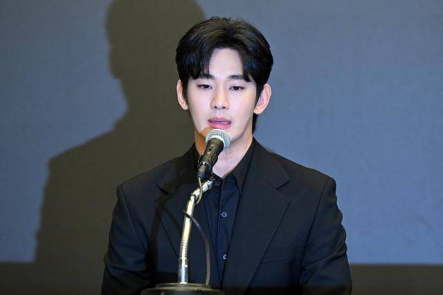 배우 김수현 소속사 골드메달리스트가 소속 배우들에게 지나치게 적은 정산금을 줬다는 의혹을 받고 있다. 한국일보 자료사진