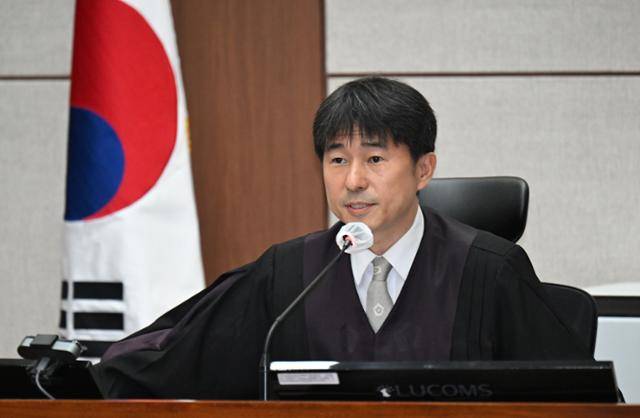 지귀연 부장판사가 4월 21일 서울 서초동 서울중앙지법에서 열린 내란 우두머리 혐의 형사재판 2번째 공판에서 취재진들의 퇴장을 명령하고 있다. 사진공동취재단