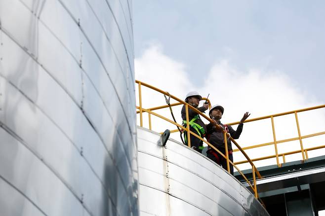 시설을 점검하고 있는 금호석유화학 직원들. 금호석화 제공