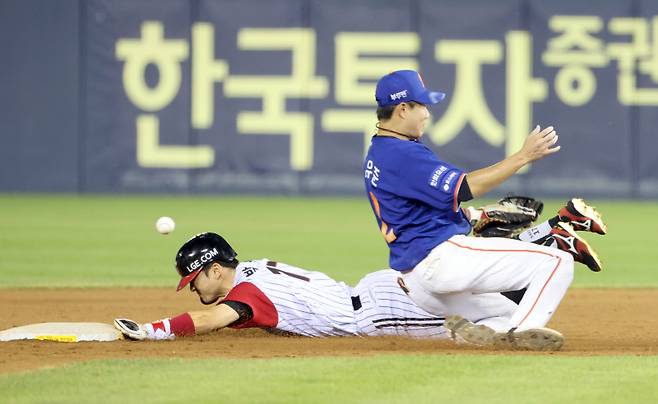 10일 오후 잠실야구장에서 열린 2025 프로야구 한화와 LG 경기. LG 박해민이 7회 볼넷으로 진루한 뒤 신민재 타석때 2루 도루하고 있다. 잠실=정시종 기자 capa@edaily.co.kr /2025.08.10.
