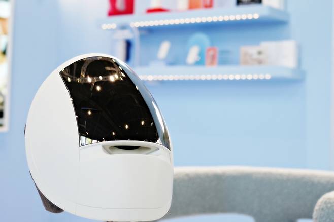 아모레퍼시픽의 메이크온 마이크로 LED 마스크 디바이스 온페이스 이미지. 아모레퍼시픽 제공