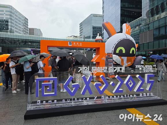 19일 판교역 광장에서 게임문화축제 'GXG 2025'가 열린 가운데 호요버스 '젠레스 존 제로' 부스에 관람객들이 줄지어 대기하고 있다. [사진=박정민 기자]