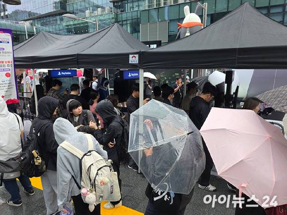 19일 판교역 광장에서 게임문화축제 'GXG 2025'가 열린 가운데 방문객들이 콘솔 게임 체험을 기다리고 있다. [사진=박정민 기자]