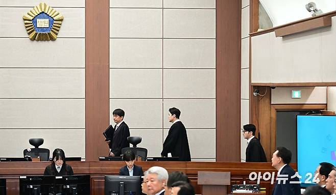 서울중앙지법 형사25부(재판장 지귀연)가 윤석열 전 대통령의 내란 우두머리 혐의 재판을 하기 위해 지난 4월 21일 오전 서울 서초구 서울중앙지법 417호 법정으로 들어오고 있다. [사진=사진공동취재단]