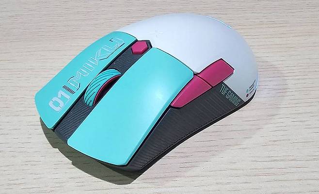 에이수스 TUF 게이밍 미니 무선 마우스 하츠네 미쿠 에디션 / 출처=IT동아