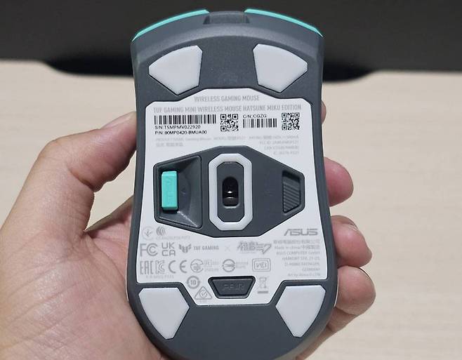 마우스 바닥에 2.4GHz 무선용 수신기, 모드 전환용 스위치가 달렸다 / 출처=IT동아