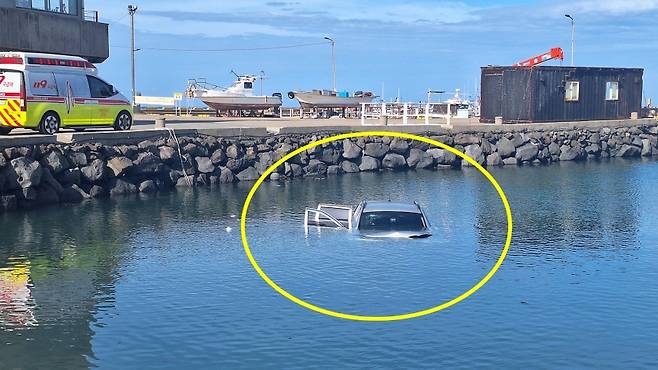 오늘(19일) 오전 제주시 한림읍 협재포구에서 바다로 추락한 차량