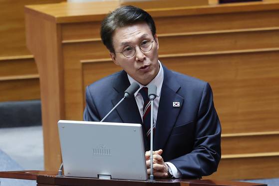 김민석 국무총리가 16일 국회 본회의장에서 열린 외교·통일·안보 분야 대정부질문에서 의원들의 질의에 답하고 있다. 임현동 기자.