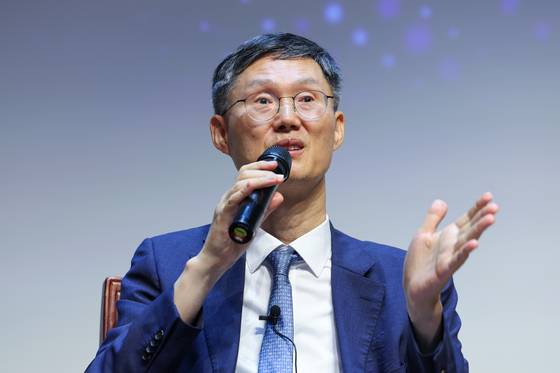 문형배 전 헌법재판소장 권한대행이 지난 10일 서강대학교에서 '법률가의 길-헌법소원과 민주주의'를 주제로 특별강연을 하고 있다. 뉴스1