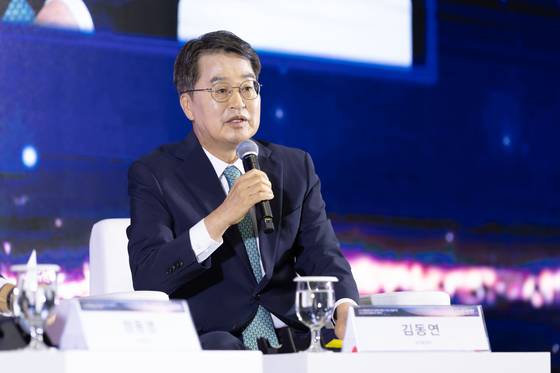 경기도와 통일부, 민주정부 한반도평화 계승발전협의회가 공동으로 주최하고 프리드리히 애버트 재단이 후원하는 ‘9ㆍ19 평양공동선언 7주년 기념행사’가 19일 오전 파주 캠프 그리브스에서 열렸다. 김동연 경기지사가 ‘3대 평화경제전략’을 제시하고 있다. 사진 경기도