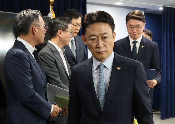 19일 오전 서울 종로구 정부서울청사에서 해킹 대응을 위한 과학기술정보통신부ㆍ금융위원회 합동 브리핑이 열렸다. 권대영 금융위원회 부위원장(앞쪽), 류제명 과학기술정보통신부 제2차관 등이 회견을 마치고 이동하고 있다. 뉴스1