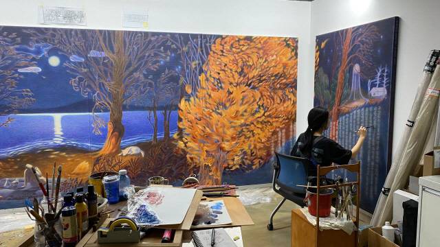 ▲ 춘천문화재단의 예술소통공간 ‘곳’에 입주해 있는 한선주 작가의 작업 모습.