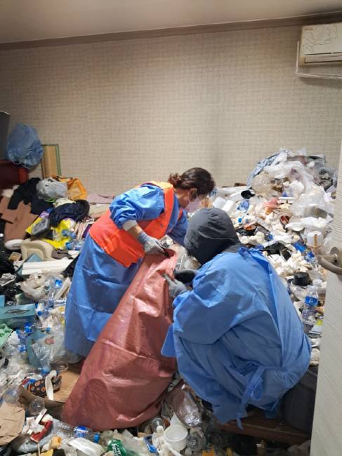 ▲ 17일 속초 조양동 취약계층 클린케어 사업에 참여한 봉사자들이 쓰레기를 치우고 있다.