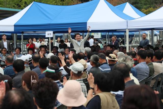 ▲ 김진태 강원특별자치도지사가 18일 원주양궁장에서 열린 제15회 원주시 이·통장 한마음대회를 찾아 이통장들을 향해 인사하고 있다. 강원도 제공