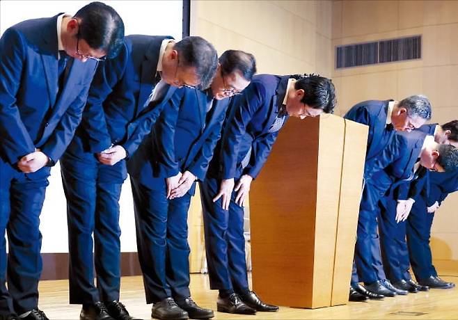 < 고개숙인 롯데카드 경영진 > 조좌진 롯데카드 대표(왼쪽 네 번째)와 경영진이 18일 고객 개인정보 유출 사태에 대해 고개 숙여 사과하고 있다. /김범준 기자