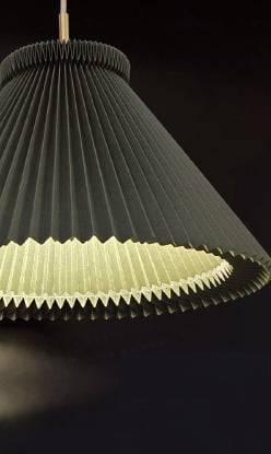 덴마크 브랜드 르 클린트가 내놓은 모스그린 색상의 종이 갓 조명.  /르 클린트 제공