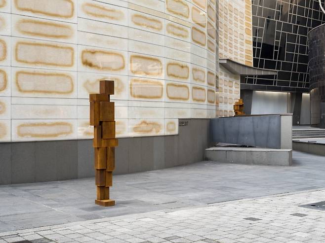 'SWERVE IV'  너머로 웅크린 사람 형상의 'COTCH XIII'가 보인다. 화이트큐브 제공