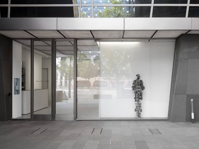 화이트큐브 갤러리 입구. 작품 앞에 있는 유리창은 갤러리 속으로 숨은 작품과 일상의 거리감을 상징한다. 화이트큐브 제공