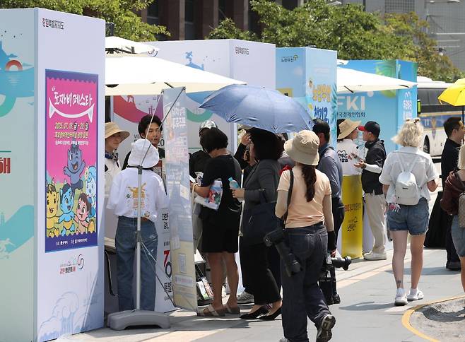 지난 7월 서울 청계광장에 열린 '내수 활성화를 위한 K-바캉스 캠페인' 행사장에서 시민들이 부스를 둘러보고 있다. 사진=연합뉴스