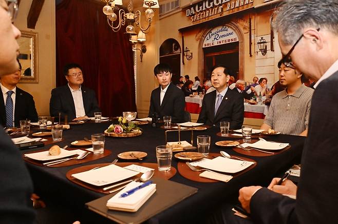 구윤철 경제부총리 겸 기획재정부 장관이 19일 대전시 중구 으능정리 거리 지역 골목상권을 시찰 후 상인회와 오찬간담회를 하고 있다. 사진=뉴스1