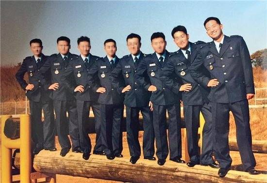 김동관 한화그룹 부회장(맨 왼쪽)이 2006년 경남 진주에 있는 공군교육사령부에서 공군 사관후보생 117기 동기들과 훈련을 받던 시절 모습. 사진=온라인 커뮤니티