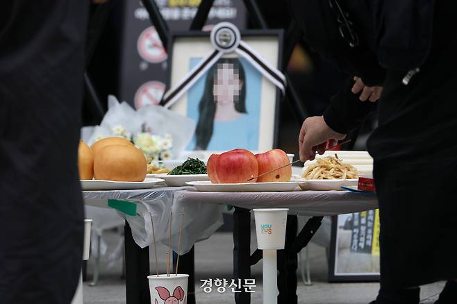 불법추심에 시달리다 스스로 목숨을 끊은 성매매 노동자 심모씨의 1주기 추모식이 18일 서울 성북구청 앞에서 열리고 있다. 김창길 기자