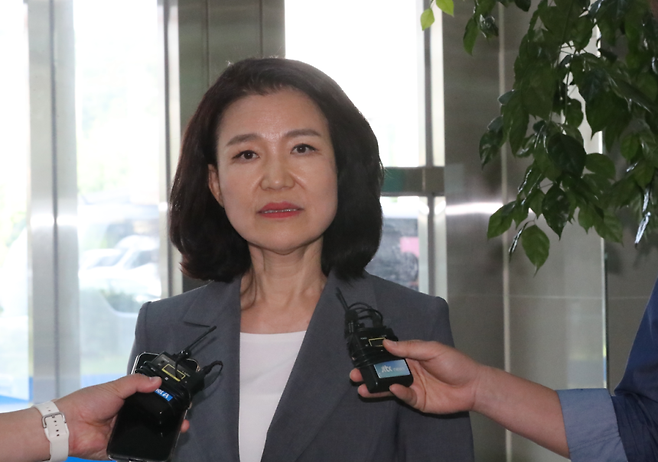 대전MBC 사장 재임 시절 법인카드를 사적 유용 의혹을 받는 이진숙 방송통신위원장이 지난 7월 대전 유성경찰서에 출석하며 취재진의 질문에 답하고 있다. 연합뉴스