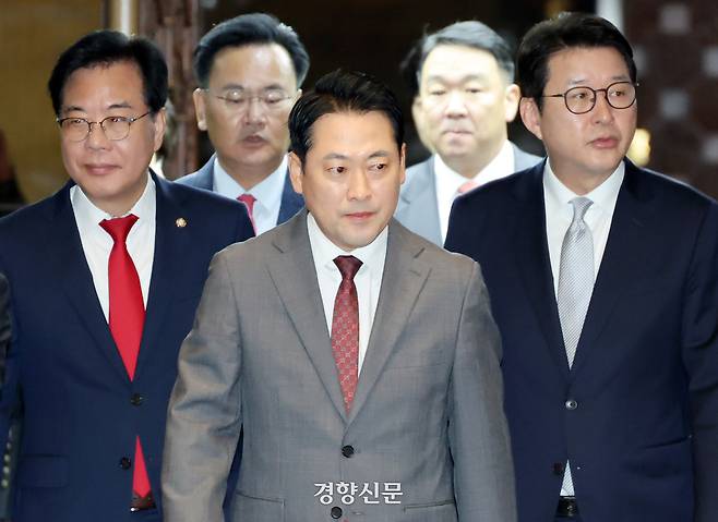장동혁 대표(가운데)와 송언석 원내대표(왼쪽) 등 국민의힘 지도부가 19일 국회에서 열린 의원총회에 입장하고 있다. 박민규 선임기자