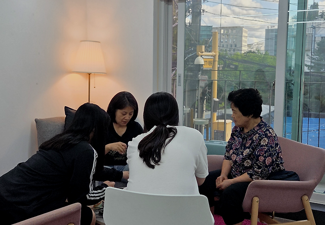 18일 서울 마포구에 위치한 ‘나는봄’ 센터에 활동가들과 청소년들이 모여 앉아 있다. 우혜림 기자