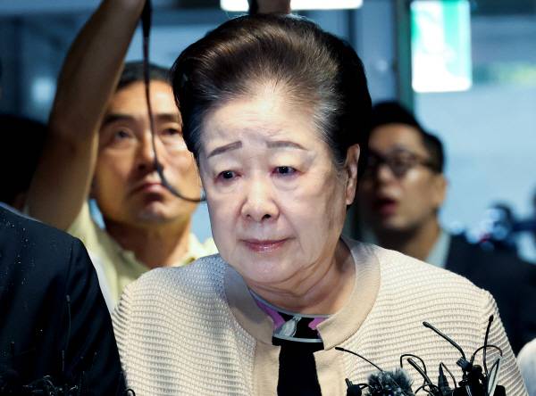 한학자 통일교 총재가 17일 서울 종로구 KT광화문빌딩에 마련된 김건희 여사의 의혹을 수사하는 민중기 특별검사팀 사무실에 세 번의 소환 불응 만에 자진 출석하고 있다. 연합뉴스