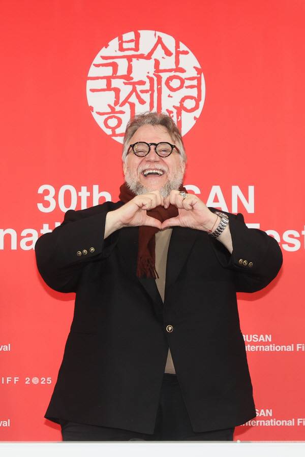 기예르모 델 토로 감독이 18일 부산 해운대구 영화의전당에서 열린 제30회 갈라프레젠테이션 초청작 기자회견에 참석해 포즈를 취하고 있다. 연합뉴스