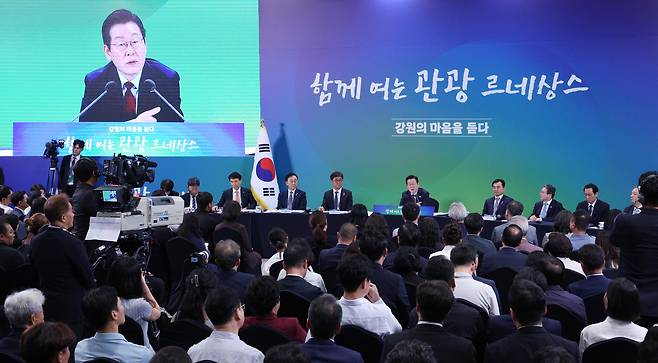 President Lee Jae Myung answers questions during a town hall meeting titled “Listening to the Heart of Gangwon” at the Gangwon Creative Development Center in Chuncheon, Gangwon, on Sept. 12. [PRESIDENTIAL OFFICE PRESS CORPS]