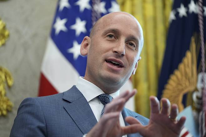 White House Deputy Chief of Staff Stephen Miller speaks as U.S. President Donald Trump holds an executive order signing ceremony in the Oval Office of the White House, Aug. 25, in Washington. [AP/YONHAP]
