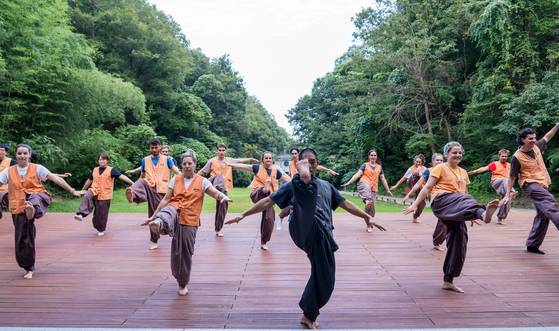 Temple stay participants practice long jumping kicks as part of sunmudo training at Golgul Temple on Aug. 21. [BAEK JONG-HYUN]