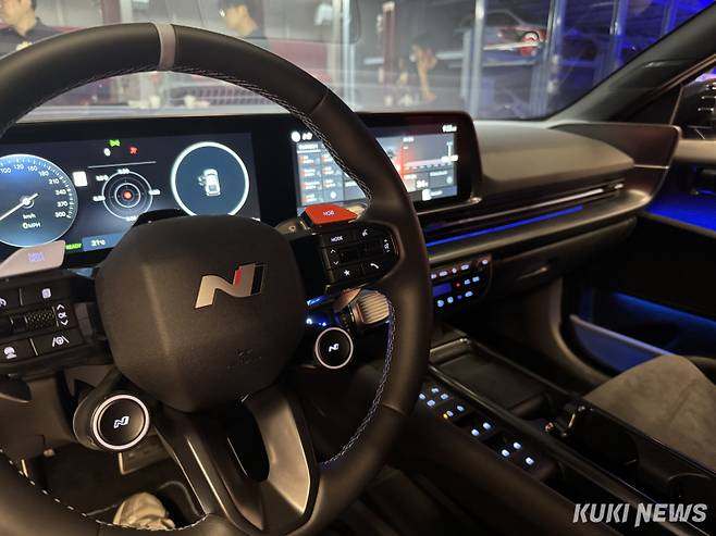 퍼포먼스 파츠가 부착된 아이오닉 6 N의 내부 모습. 기어 조작마다 분위기를 바꿔주는 앰비언트 라이트와 촘촘한 가죽 디테일이 스포티함과 품격을 동시에 살렸다. 김수지 기자&nbsp;
