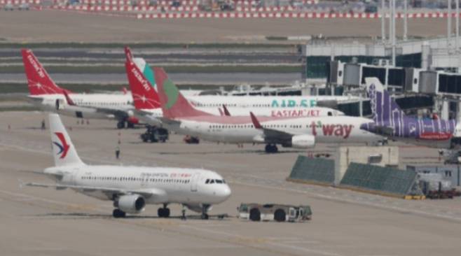 인천국제공항 계류장에 저비용항공사(LCC) 항공기들이 서있다. 연합뉴스&nbsp;