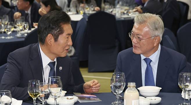 문재인 전 대통령과 정청래 더불어민주당 대표가 19일 경기도 파주 캠프 그리브스에서 열린 9.19 평양공동선언 남북군사합의 7주년 기념식 및 2025 한반도 평화주간 개막식에서 대화하고 있다. 연합뉴스