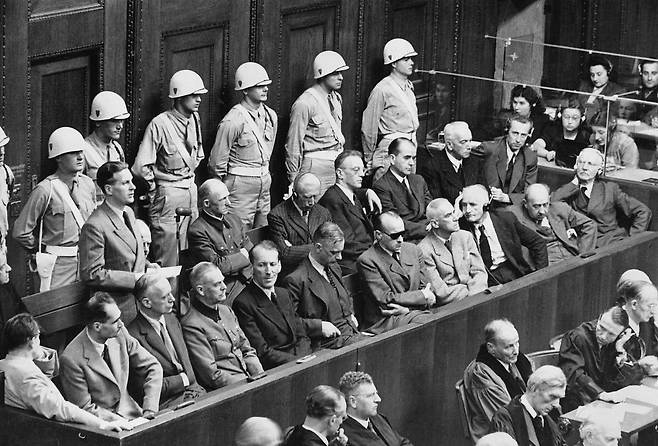 ‘기독교, 우리가 숨 쉬는 공기’의 저자는 “강자를 선택하고 약자를 버리는 대량 학살의 결론을 피하기 위해서는 잔인한 자연법칙을 초월하는 무언가가 필요하다. 그것이 ’예수 운동’”이라고 말한다. 사진은 1945년 11월 뉘른베르크 전범 재판에 출석한 나치 피고인들 모습. 나치는 자연법칙에 따라 유대인 학살을 정당화했다. 국민일보DB