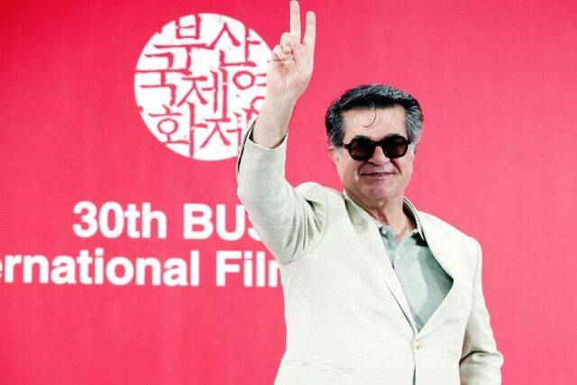 자파르 파나히 감독이 18일 부산 해운대구 영화의전당에서 제30회 부산국제영화제 올해의 아시아영화인상 갈라 프레젠테이션 ‘그저 사고였을 뿐’ 기자회견에서 포즈를 취하고 있다.  연합뉴스