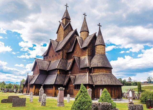 ‘나무의 시대’는 ‘돌·청동·철’을 중심으로 인류 역사를 구분하는 전통적 서사에서 벗어나 ‘목재’의 역할을 주목한다. 사진은 3세기 목재로 지어진 노르웨이 헤달 통널 교회. 더숲 제공