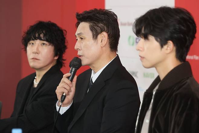 배우 설경구가 19일 부산 해운대구 우동 영화의전당에서 열린 제30회 부산국제영화제 '굿뉴스' 기자회견에서 질문에 답하고 있다. 연합뉴스