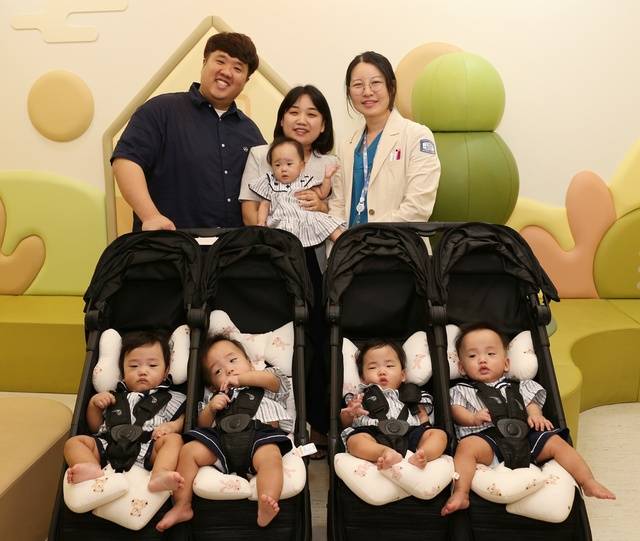 오둥이 가족과 서울성모병원 산부인과 홍수빈 교수가 1년 만에 재회해 함께 사진을 찍었다. 서울성모병원 제공