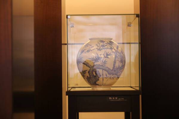 ▲미산 김선식 사기장의 청화백자 매죽순 달항아리. 한양경제