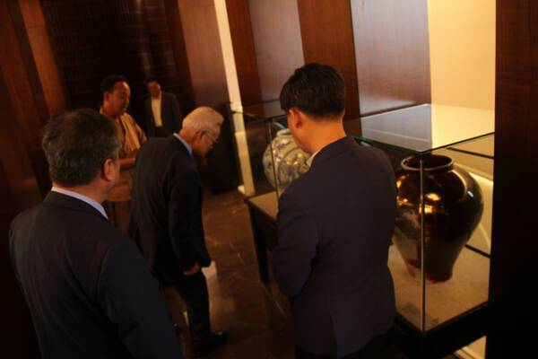 ▲광복 80주년 달항아리 특별전에서 관람객이 미산 김선식 사기장의 작품을 감상하고 있다. 한양경제