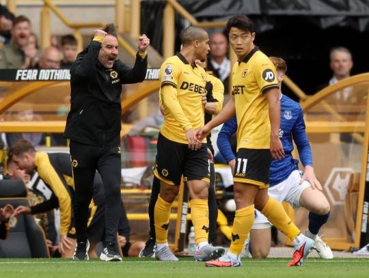 비토르 페레이라 감독과 황희찬. 사진[로이터=연합뉴스]